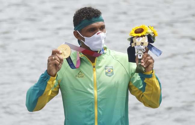 Isaquias Queiroz exibe a sua medalha de ouro no pódio dos Jogos Olímpicos