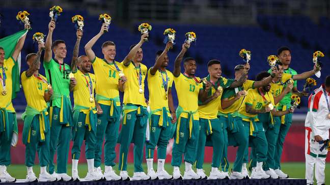 Jogadores brasileiros comemoram a medalha de ouro no pódio, em Yokohama