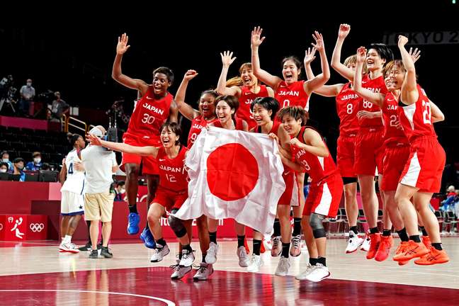 Japonesas festejam a medalha de bronze após a derrota para as norte-americanas