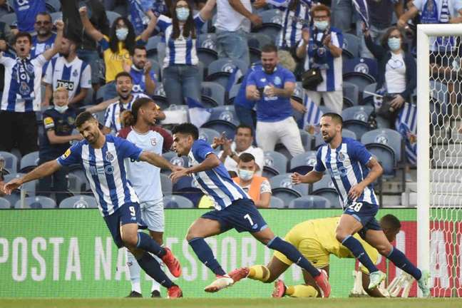 Porto fez partida tranquila em estreia do Campeonato Português (Foto: MIGUEL RIOPA / AFP)