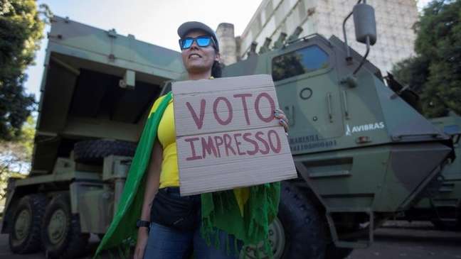Para Carvalho, fissuras dentro e quebras de hierarquias dentro das Forças Armadas podem levar a 'aventuras' antidemocráticas