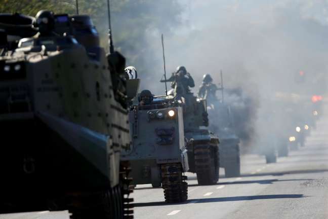 Mídia internacional citou como um fiasco o desfile militar com seleção limitada de tanques expelindo fumaça