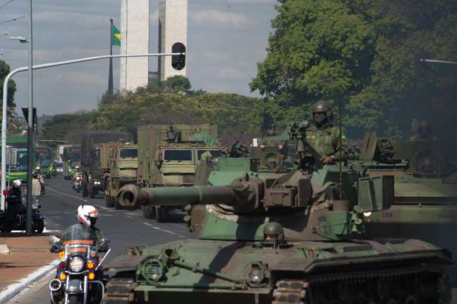 Desfile de tanques e blindados da Marinha pela Esplanada dos Ministérios na parte da manhã desta terça-feira