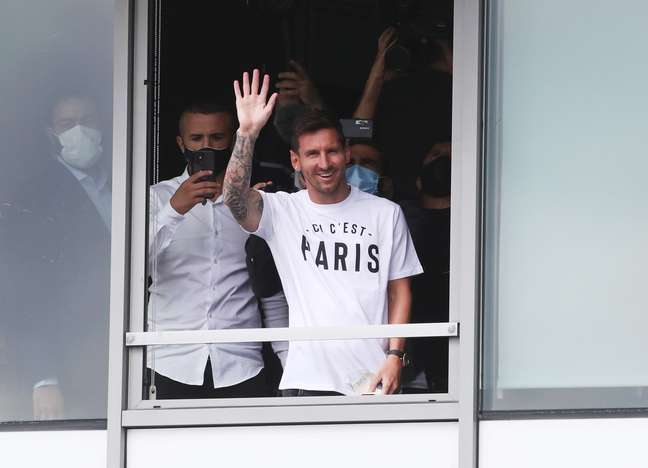 Lionel Messi acena para a torcida do PSG no aeroporto de Paris nesta terça-feira Yves Herman/Reuters