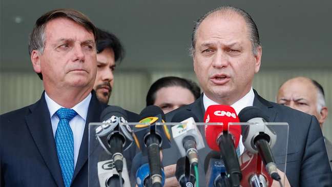Bolsonaro olha para o líder de seu governo na Câmara, Ricardo Barros; deputado diz que 'há quase 10 dias' é 'acusado por ilações e especulações levianas'