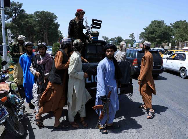Combatentes do Talibã patrulham uma rua em Herat, no Afeganistão