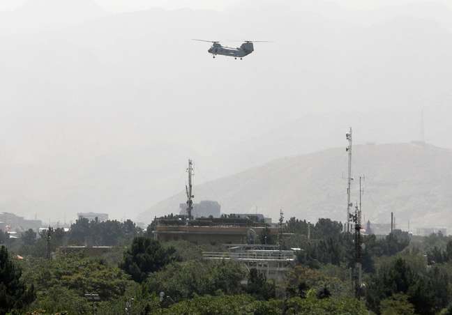 Helicóptero de transporte militar sobrevoa Cabul, Afeganistão