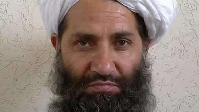 Líder do Talebã, Mawlawi Hibatullah Akhundzada emitiu decisões favoráveis a punições islâmicas, como execuções públicas de assassinos e adúlteros condenados e amputações de condenados por roubo