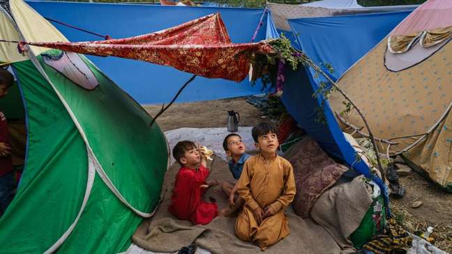 Crianças em acampamento nos arredores de Cabul
