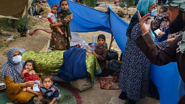 Família afegã deslocada por combates nos arredores de Cabul