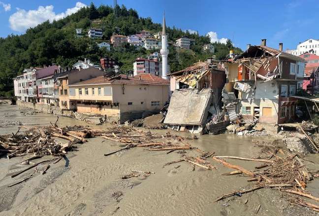 Área atingida por enchentes na região turca do Mar Negro, na cidade de Ilisi, província de Kastamonu, Turquia
15/08/2021 REUTERS/Mehmet Emin Caliskan