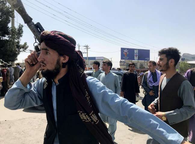 Integrante do Talibã em ação no aeroporto de Cabul
