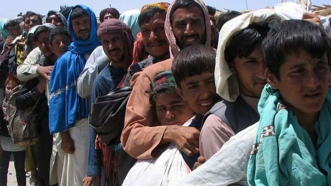 Afegãos tentando deixar Cabul
