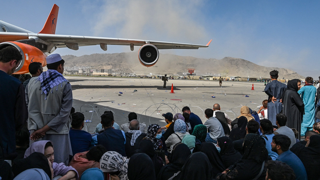 Afegãos foram correndo para o aeroporto de Cabul na segunda-feira (16/8) na esperança de deixar o país