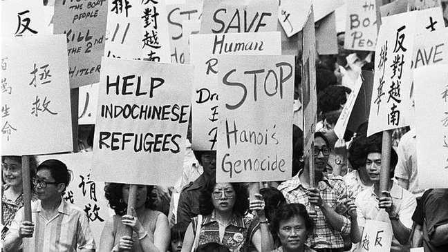 Manifestação em frente à sede das Nações Unidas, após a queda de Saigon, exigindo ajuda humanitária para quem quer deixar o Vietnã