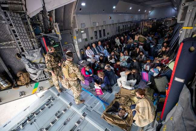 Pessoas retiradas do Afeganistão embarcam em avião da Força Aérea da Alemanha em Tashkent, no Uzbequistão
18/08/2021 Marc Tessensohn/Twitter @Bw_Einsatz/Divulgação via REUTERS