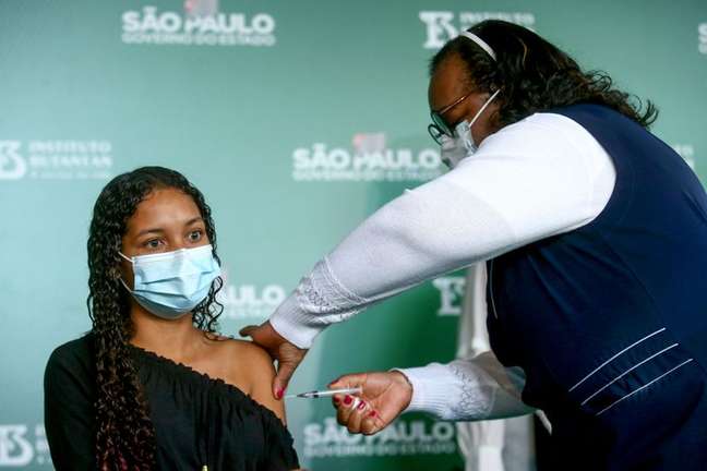 Estudante recebe vacina contra Covid-19 no Instituto Butantã, em São Paulo
16/08/2021
REUTERS/Carla Carniel