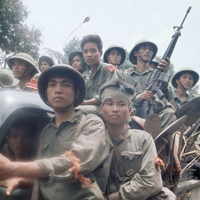 Saigon, 30 de abril de 1975: tropas norte-vietnamitas entram na capital do Vietnã do Sul de carro