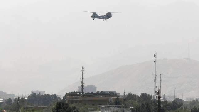 Helicóptero militar dos EUA sobrevoa Cabul durante a retirada de americanos em 15 de agosto de 2021