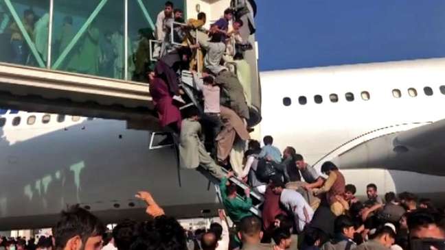 Civis afegãos tentam desesperadamente embarcar em avião no aeroporto de Cabul