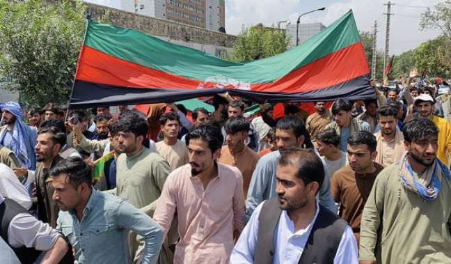Afegãos com bandeira nacional no Dia da Independência: data festiva virou ocasião de protesto contra o Talibã