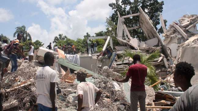 Os trabalhos das equipes de resgate foram prejudicados pela tempestade tropical que atingiu o Haiti logo após o terremoto