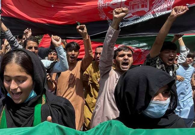 Pessoas carregam bandeira do Afeganistão durante protesto em Cabul
19/08/2021
REUTERS/Stringer