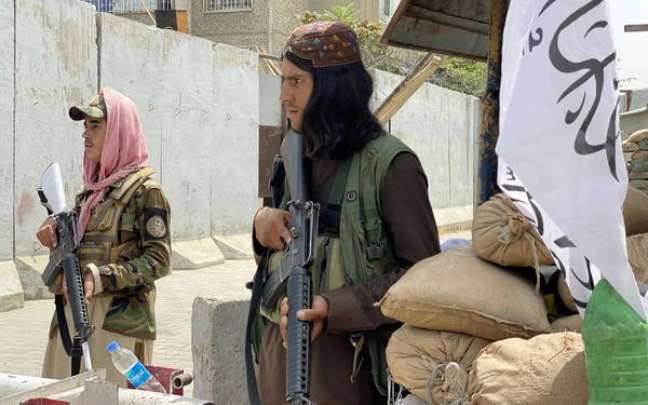 Militantes do Talibã a postos em Cabul, capital do Afeganistão