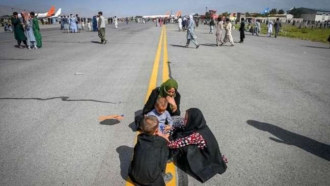Milhares de afegãos correram para o aeroporto de Cabul após retomada do país pelo Talebã para tentar fugir do país