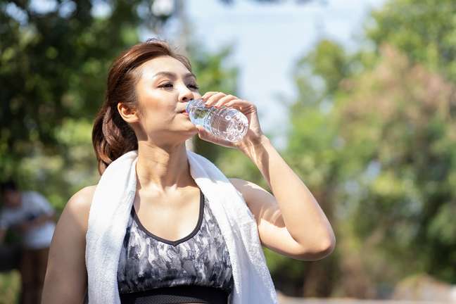 Beber água ajuda a eliminar as toxinas do corpo e mantém o muco do trato respiratório mais fluído
