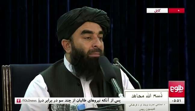 Zabihullah Mujahid, porta-voz do Talibã, durante coletiva de imprensa no Afeganistão