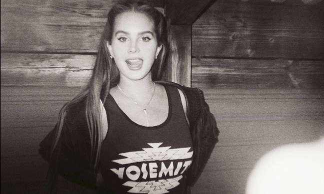 Lana Del Rey publica foto de topless e ganha elogio de fãs