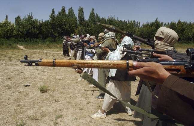 Combatentes do Talibã treinam em localização não revelada no Afeganistão
