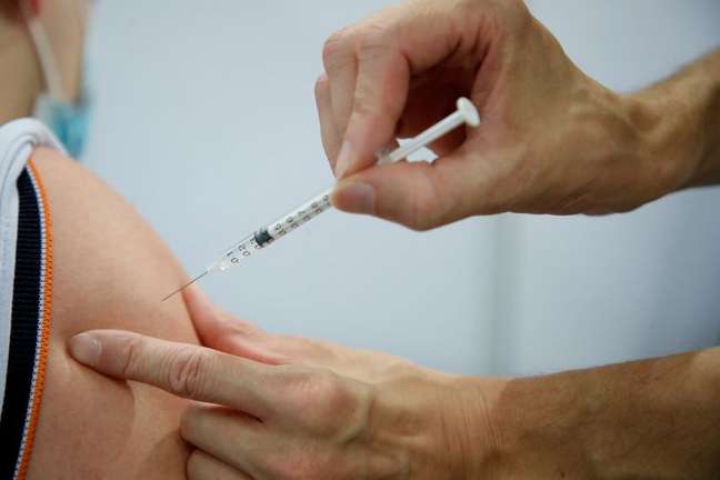Profissional de saúde aplica vacina contra Covid-19 em Paris
13/08/2021 REUTERS/Sarah Meyssonnier