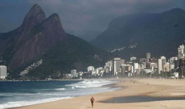 Homem se exercita na praia de Ipanema durante pandemia de Covid-19 no Rio de Janeiro
20/03/2021 REUTERS/Ricardo Moraes