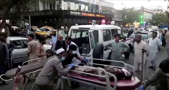 Resgate de feridos após explosão na entrada do aeroporto de Cabul, no Afeganistão