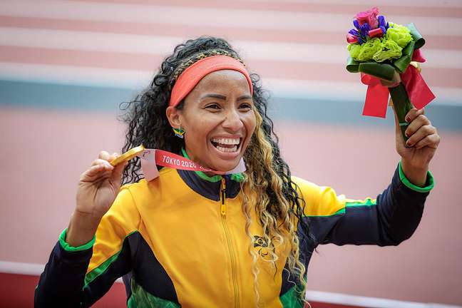 Silvânia Costa ganha medalha de ouro no salto em distância