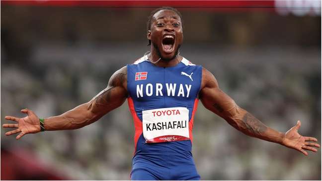 Salum Ageze Kashafali, da equipe da Noruega, comemora após quebrar o recorde mundial e ganhar a medalha de ouro nos 100 metros masculinos