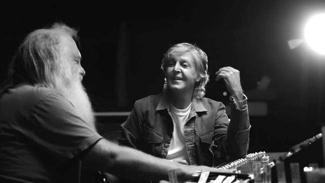 Paul McCartney e Rick Rubin em cena da série 'McCartney 3,2,1', no Star+