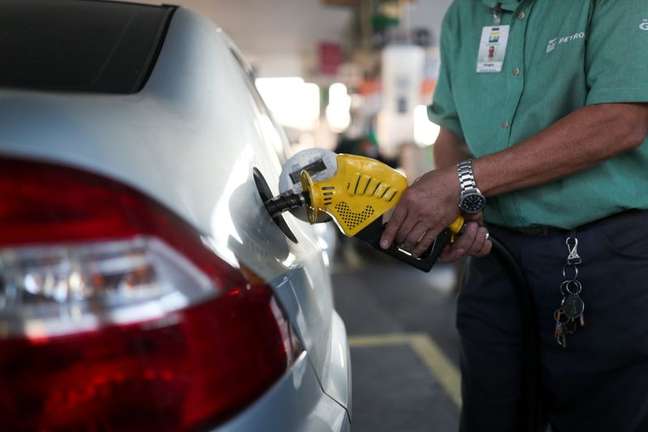 Frentista abastece carro em posto de gasolina do Rio de Janeiro 08/07/2021 REUTERS/Amanda Perobelli