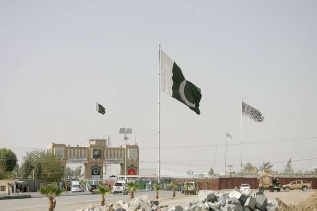 Bandeiras do Paquistão e do Taliban na passagem fronteiriça entre Paquistão e Afeganistão na cidade paquistanesa de Chaman
27/08/2021 REUTERS/Saeed Ali Achakzai