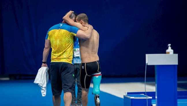 Daniel Dias abraça seu treinador após sua última prova na carreira, nos Jogos de Tóquio (Foto: Ale Cabral / CPB)