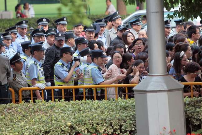 Policiais retiram fãs do lado de fora da cerimônia de abertura do Festival de Cinema de Xangai
14/06/2014 REUTERS/Aly Song  
