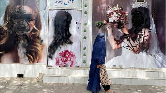 Rostos de mulheres foram apagados de cartazes em salões de Cabul