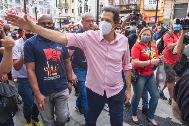 Fernando Haddad após discursar em manifestação contra Jair Bolsonaro