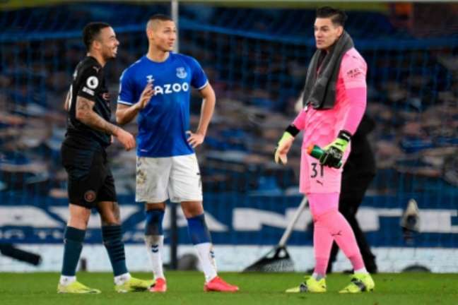 Manchester City não terá Gabriel Jesus e Ederson, mas Everton terá Richarlison (Foto: PETER POWELL / POOL / AFP)