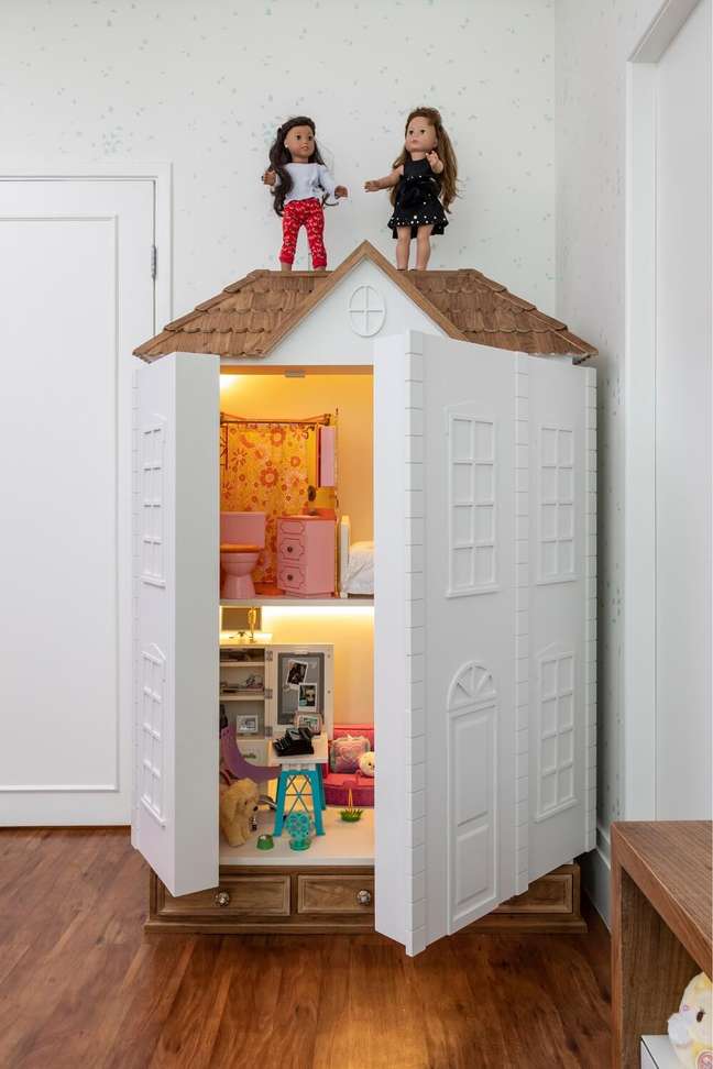 8. Na ausência de brincadeiras a casinha de bonecas pode ser fechada. Projeto de Marta Calasans 8. Na ausência de brincadeiras a casinha de bonecas pode ser fechada. Projeto de Marta Calasans