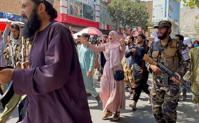 Manifestantes afegãos protestam perto da embaixada do Paquistão em Cabul, Afeganistão
07/09/2021 REUTERS/Stringer