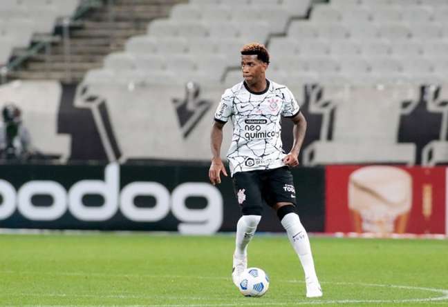 Corinthians encaminha renovação de contrato do zagueiro Gil
