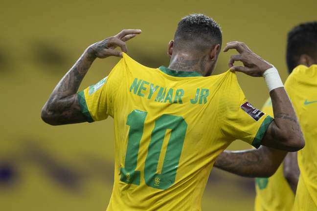 Neymar exibe o nome na camisa após gol pela Seleção Brasileira